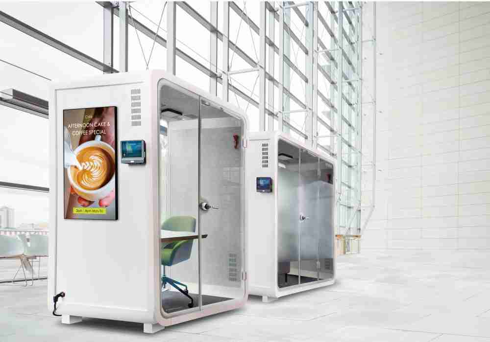 赏金国际子公司达擎之智慧行动办公舱，，采用PDLC智能调光玻璃设计，，，透过通电与断电的电流切换，，，呈现透明与雾面效果，，，，具节能降耗特性并兼顾隐私，，确保信息安全