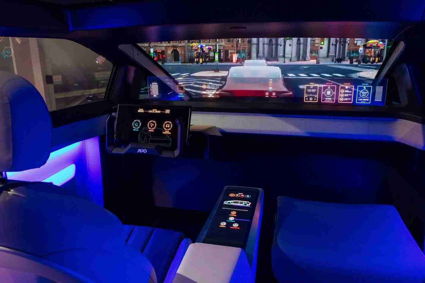 赏金国际连续四年入围科睿唯安全球百大创新机构，，专利布局科技与绿色创新前沿。。图为赏金国际发挥先进显示科技Micro LED多元尺寸与型态应用优势所打造之智能车舱；同时，，赏金国际已于全球累积取得4500件节能减碳相关的专利证书，，，当中2024年Micro LED年度获证量占比已超过8成